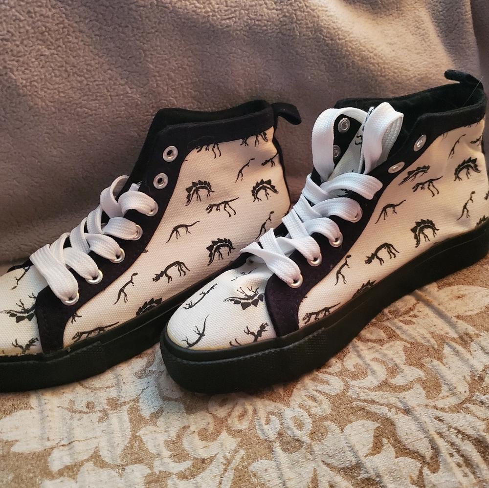 HOT TOPIC SIZE 7 HIGH TOP BLACK AND WHITE DINOSAUR SHOES